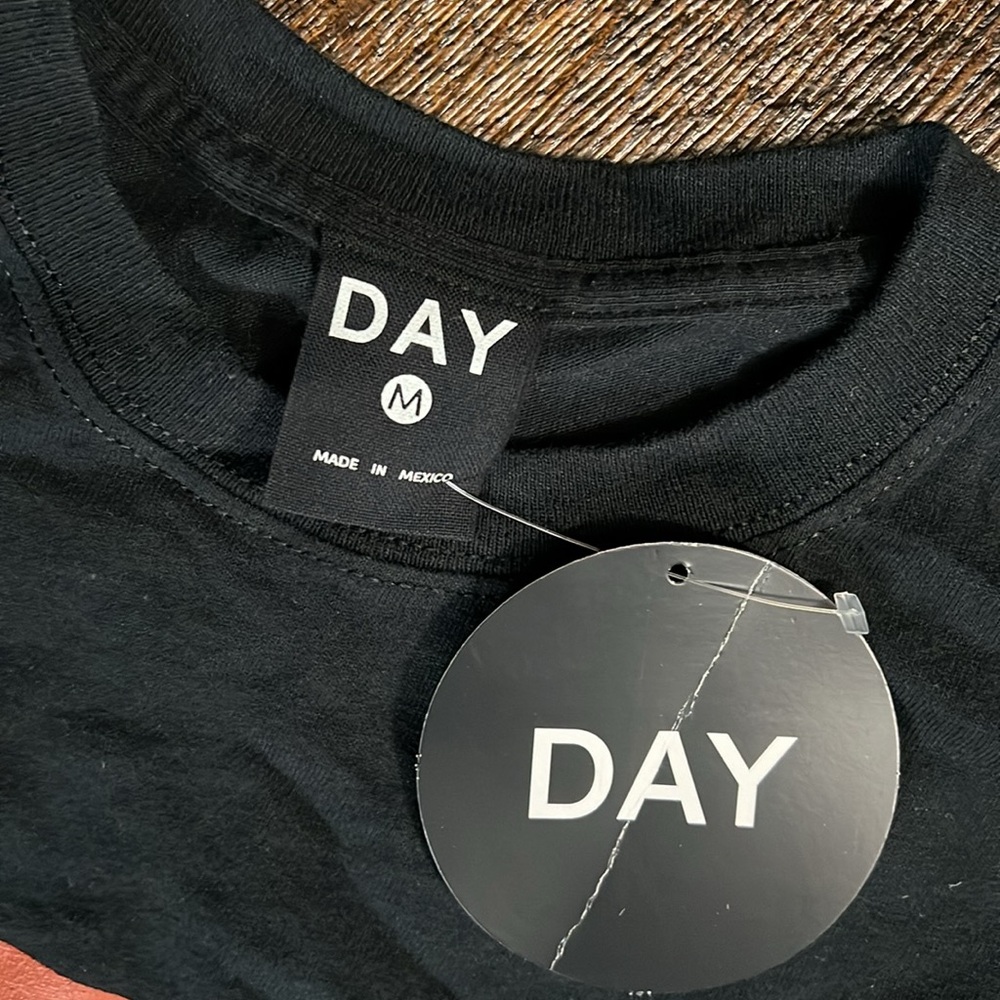 Day by Daydreamer Brittany Abstract Face Tee - Picture 3 of 13